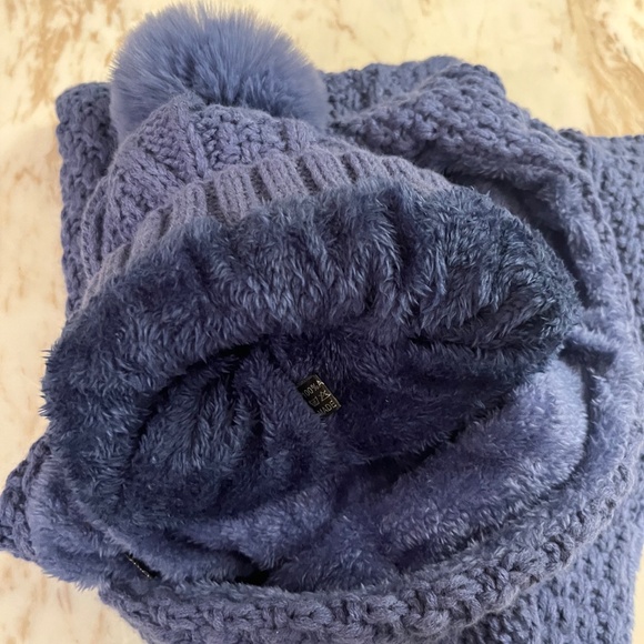 UGG BlueBerry  pom pom hat infinity scarf set NWT - Picture 3 of 4
